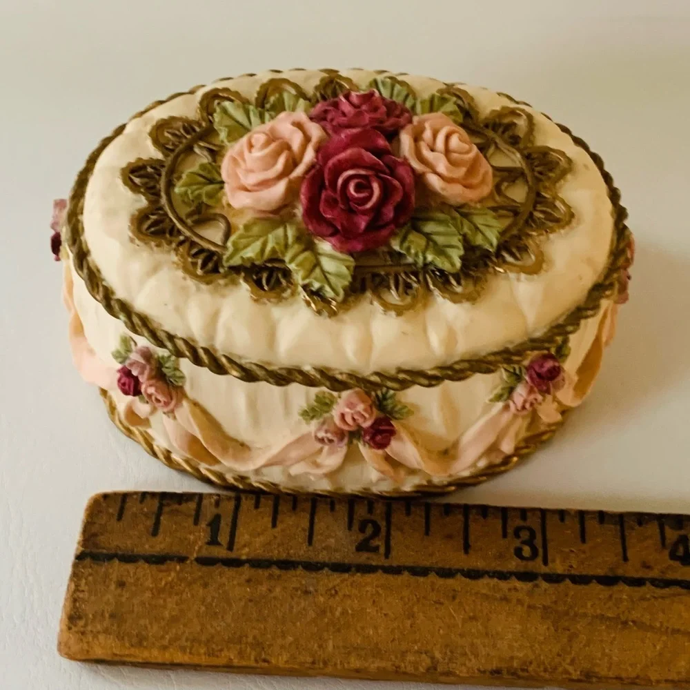 Vintage dezine trinket box